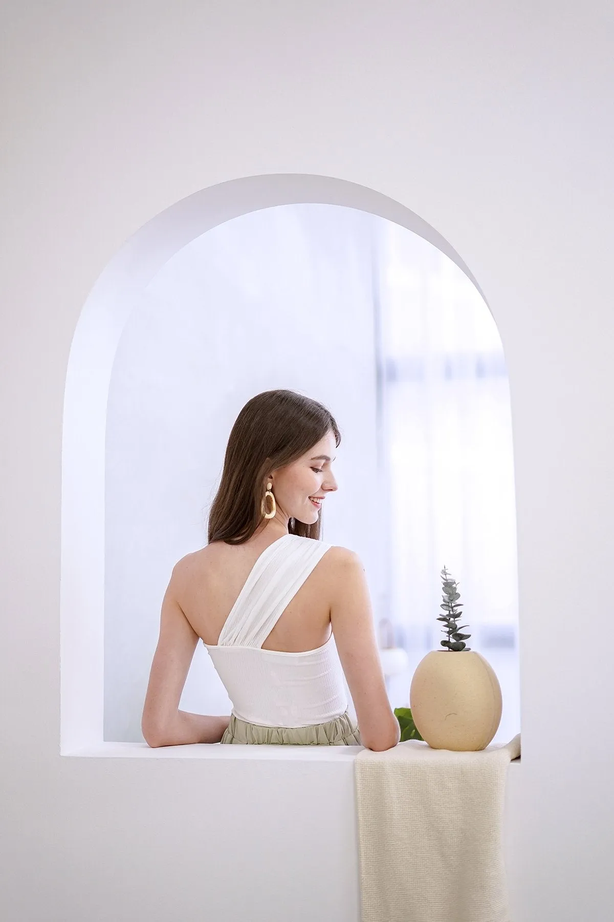 MADEBYNM BASIC DIANE TOGA TOP IN WHITE